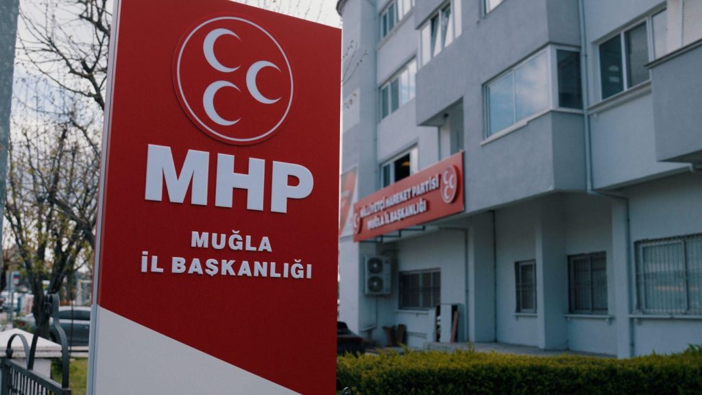 MHP YENİ HİZMET BİNASINDA VATANDAŞLARI AĞIRLIYOR