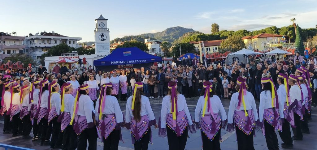 ‘MARMARİS FOLKLOR GÖNÜLLÜLERİ’NDEN BÜYÜLEYEN GÖSTERİ