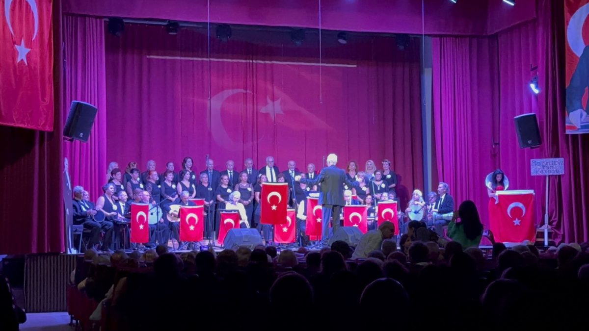 100 YAŞ EVİ ÜYELERİNDEN ATA’YA SAYGI KONSERİ