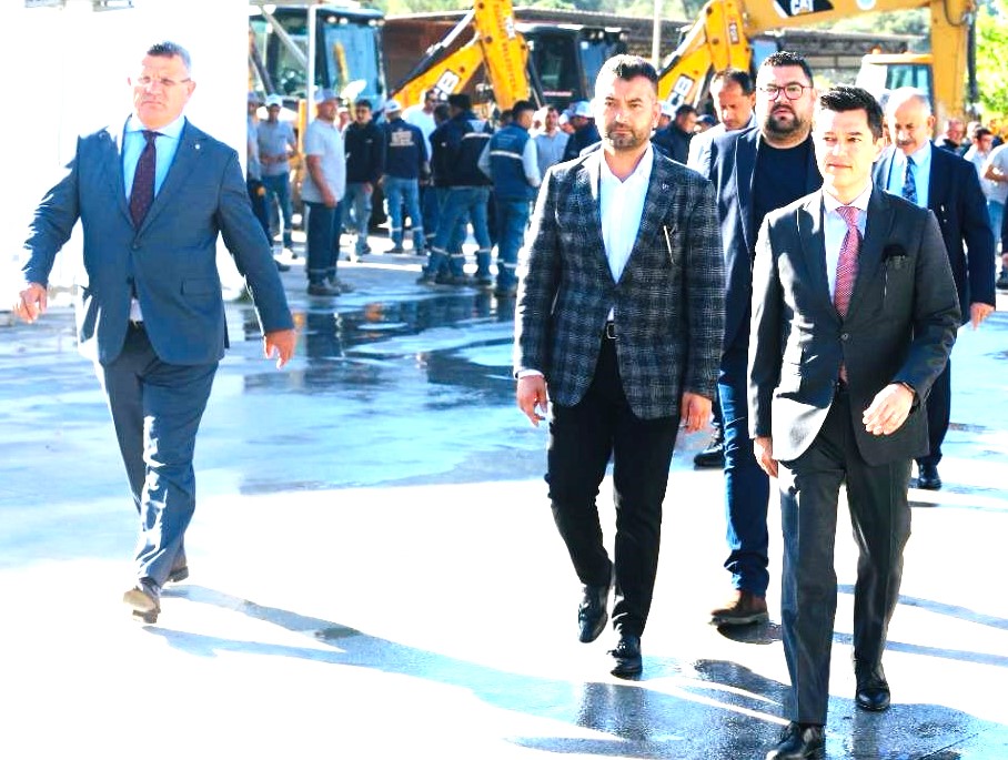 BAŞKAN ÜNLÜ AYAĞININ TOZUYLA BAYRAMLAŞMA TURUNA ÇIKTI