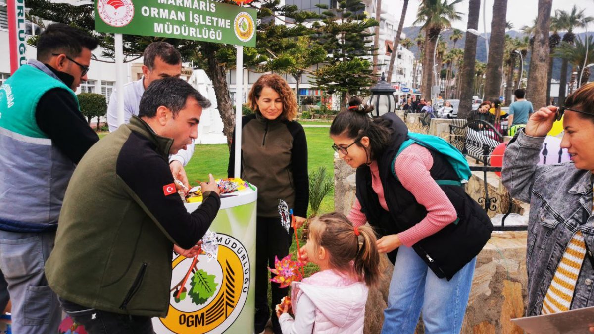 MARMARİS’TE ÇOCUKLARA BALON, RÜZGAR GÜLÜ, VATANDAŞLARA FİDAN DAĞITIMI YAPILDI