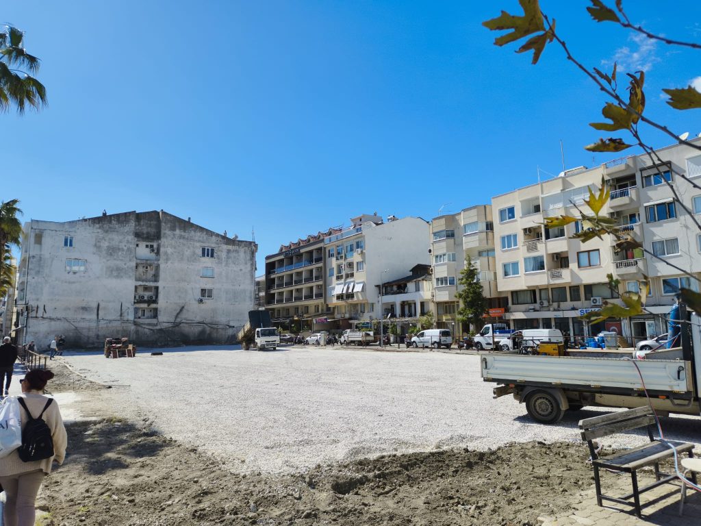 MARMARİS’TE ESKİ BELEDİYE BİNASININ YERİ YENİDEN OTOPARK OLUYOR!