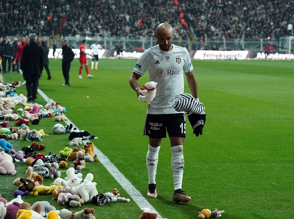 Beşiktaş taraftarı depremzede çocuklar için sahaya binlerce oyuncak attı