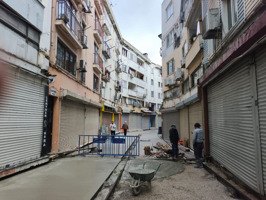 MARMARİS ÇARŞISINDA SEZON YARIŞI Projeksiyon da gerek, projektör de