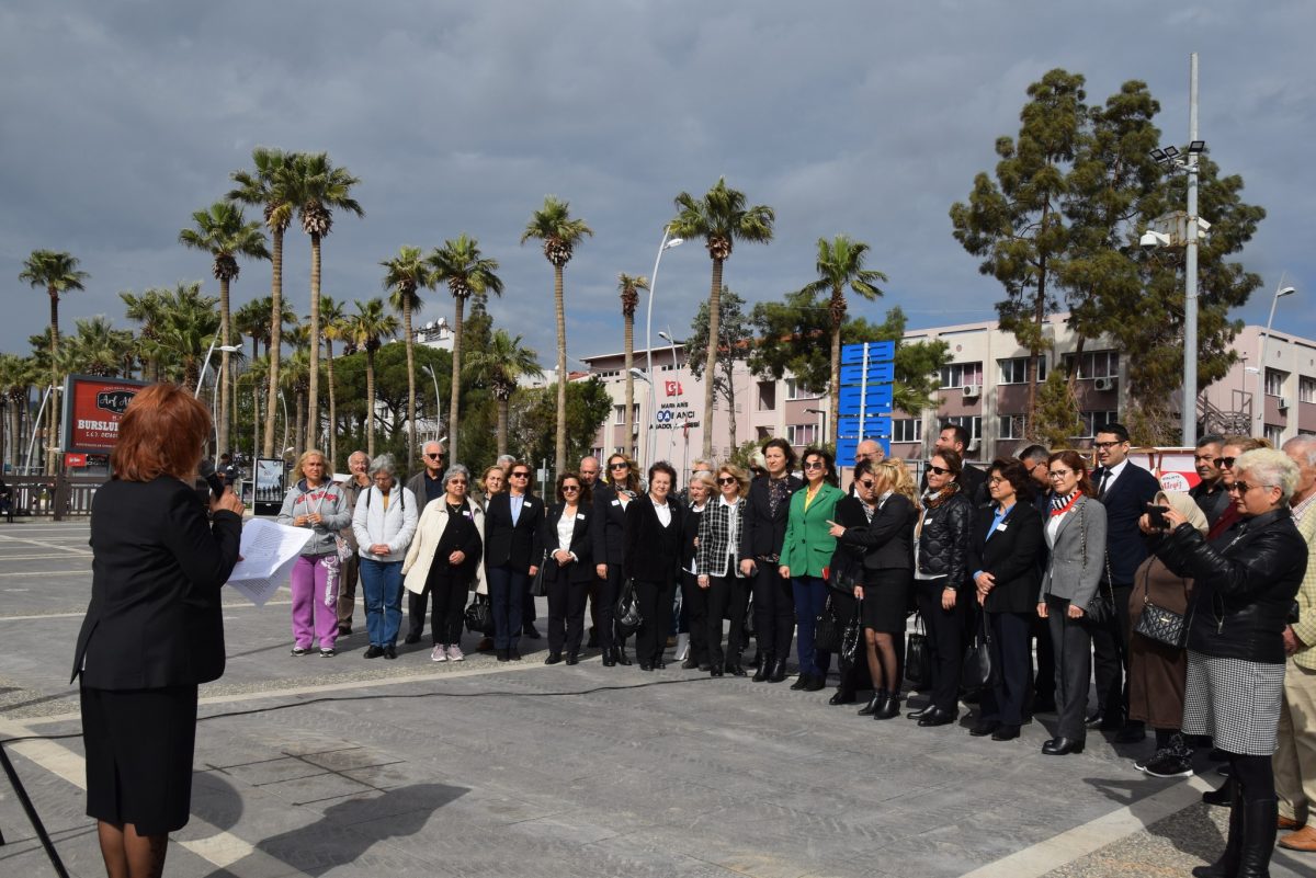 8 Mart Dünya Kadınlar günü ”CHP Marmaris Kadın Kolları” Atatürk Anıtı önünde saygı duruşunda bulunup İstiklal Marşını okudu.