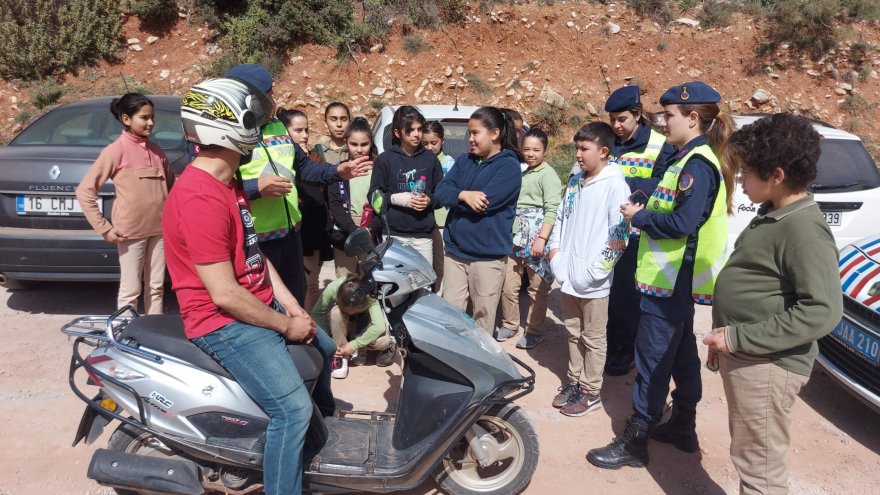Öğrencilerden motosiklet sürücülerine kask uyarısı