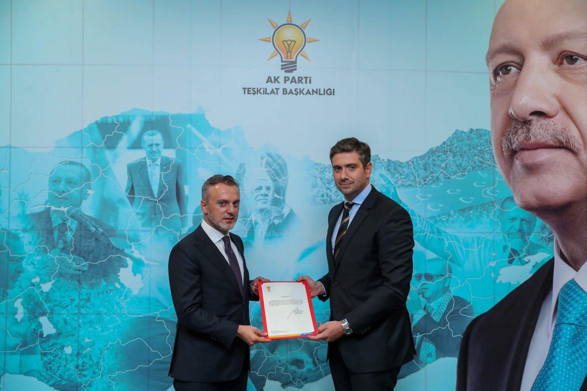AK PARTİ’DE DEVİR TESLİM