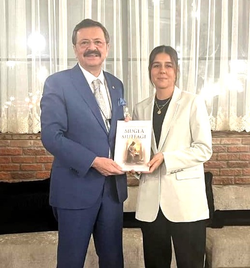 Hisarcıklıoğlu’na, ‘Antik Çağ’dan Günümüze Muğla Mutfağı’ kitabını hediye etti