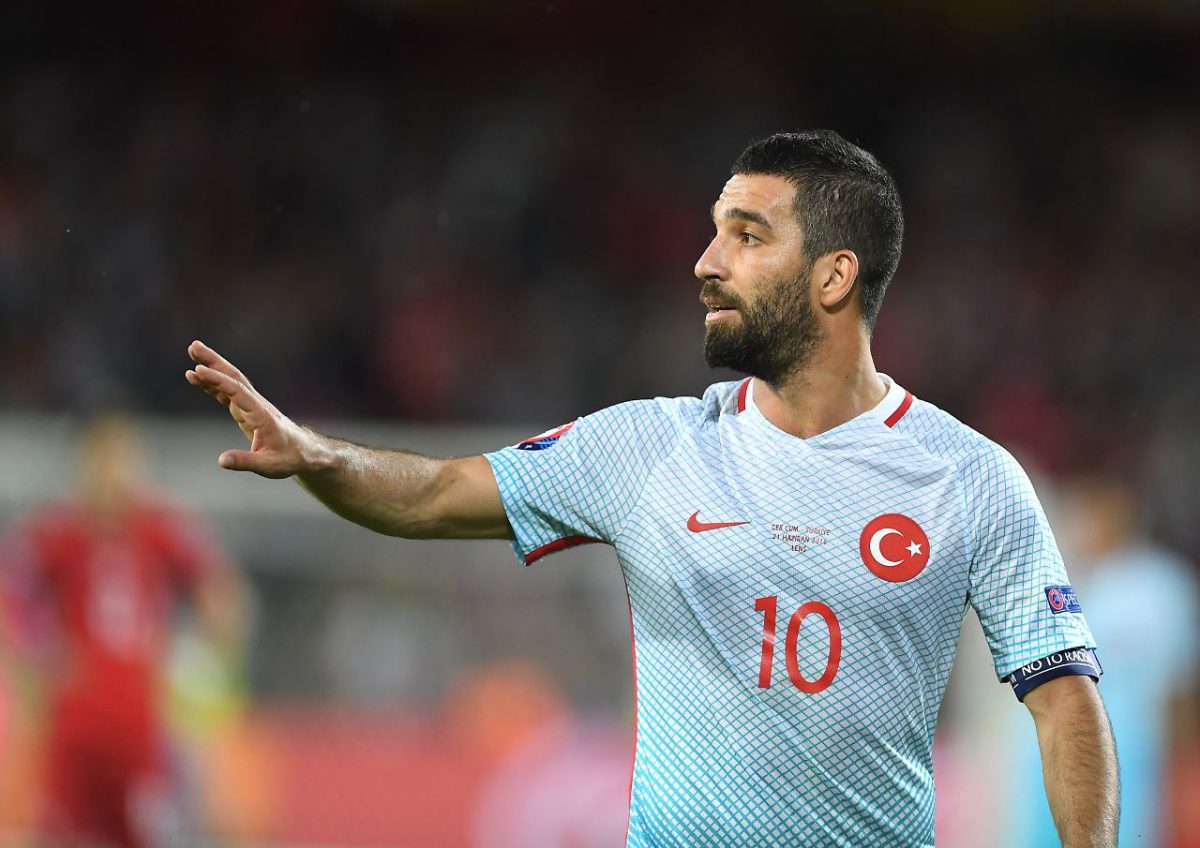 Arda Turan depremzede çocuklar için Marmaris’te sahaya çıktı