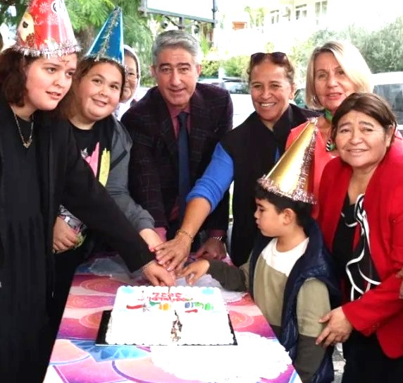 ÖZEL ÇOCUKLAR BAŞKAN OKTAY’LA BİRLİKTE YENİ YILI KUTLADI