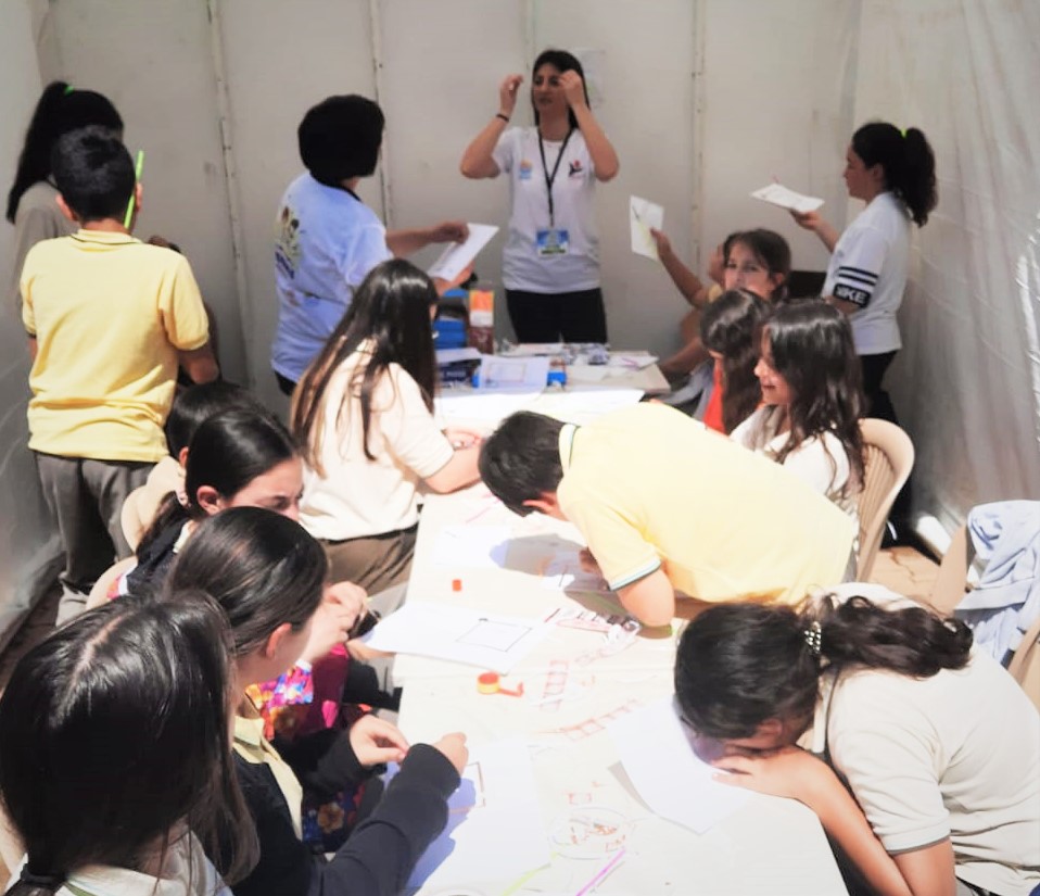 YÜZLERCE ÖĞRENCİ BİLİMİN RENKLİ DÜNYASI İLE TANIŞTI