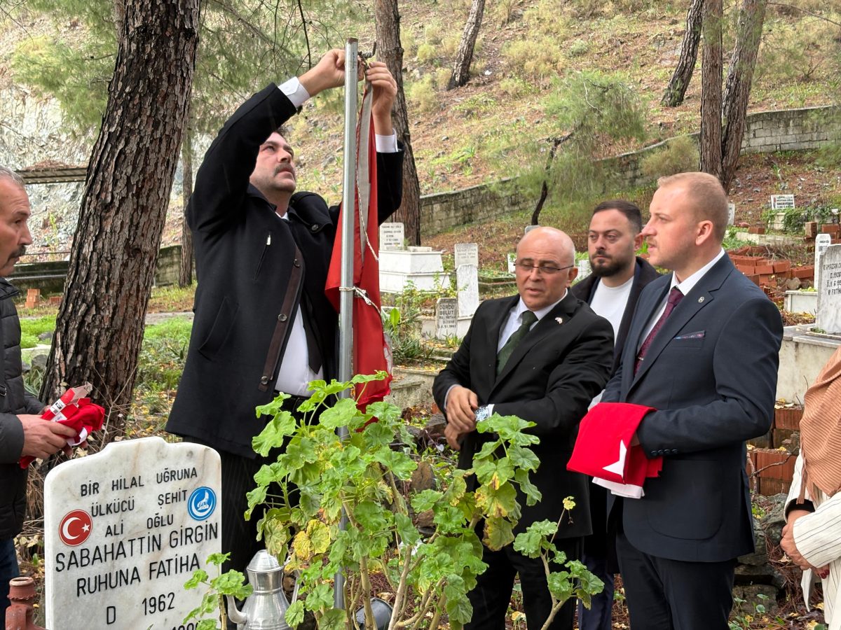 Demirel, Ülkücü Şehitlerin Mezarları ve Ailelerini Ziyaret Etti