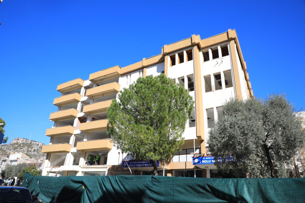 1 NO’LU HİZMET BİNASI’NIN YIKIMINA BAŞLADI