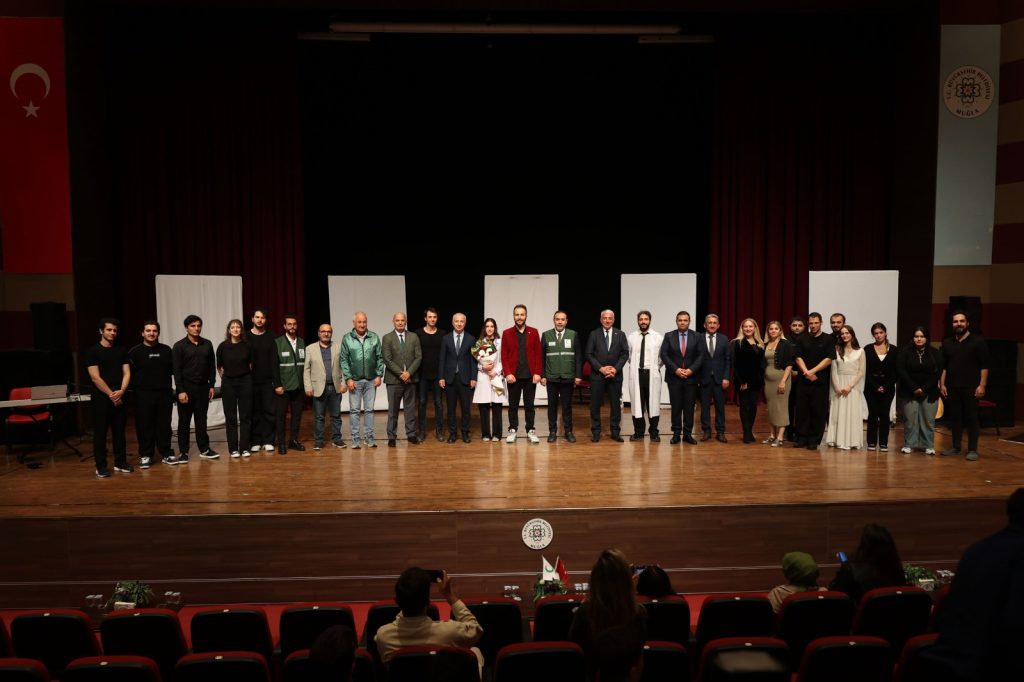UMUT TİYATROSU İLE GENÇLERE FARKINDALIK AŞILANIYOR/ ‘UMUT’ THEATER RAISES AWARENESS AMONG YOUTH