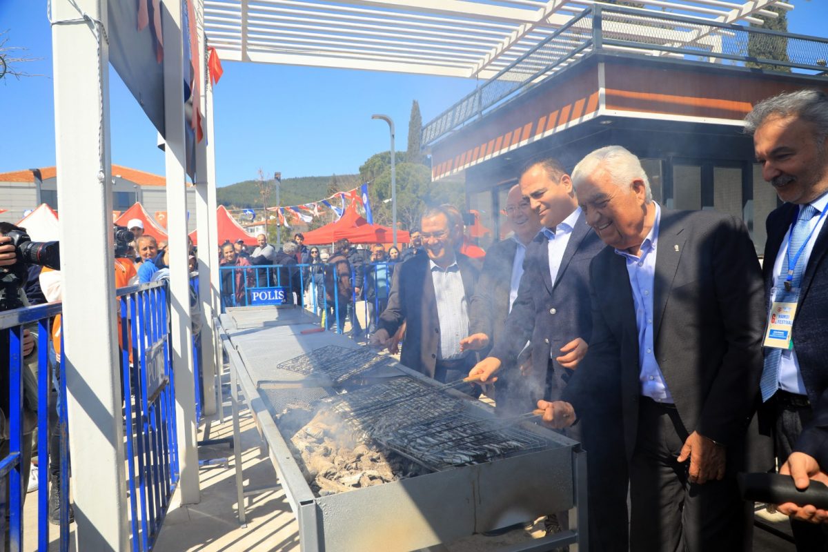 Binlerce Vatandaş Hamsi Festivali için Kent Meydanında Bir Araya Geldi