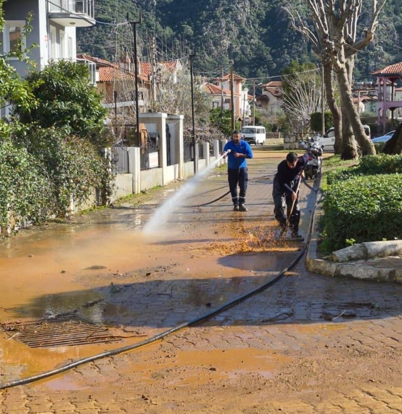 BELEDİYE TEMİZLİK EKİPLERİ SAHADA