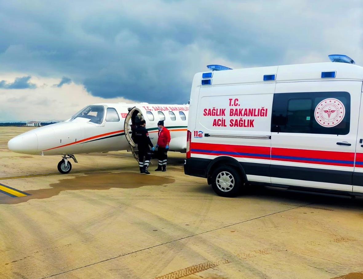 Sobada yanan işçi ambulans uçakla sevk edildi