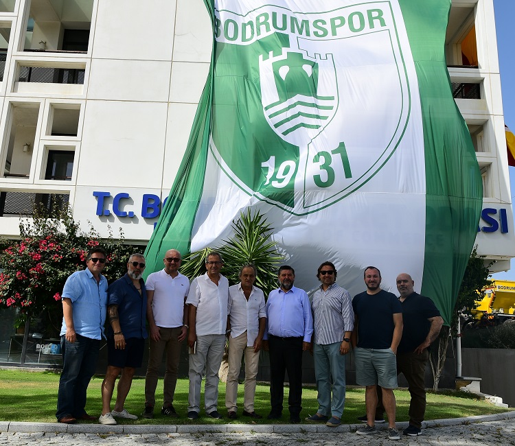 BODRUMSPOR BAYRAĞI İLE HATIRA FOTOĞRAFI