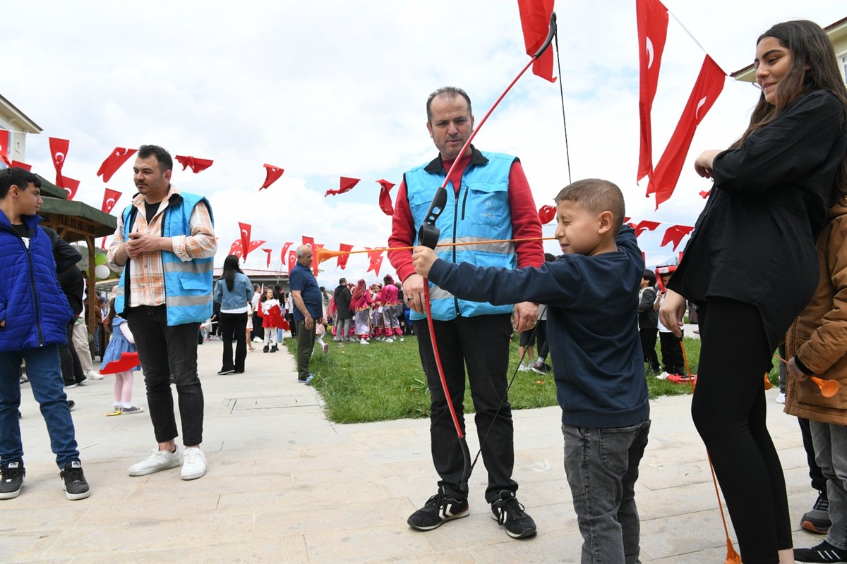 MUĞLA’DA DEPREMİN YARALARI 23 NİSAN COŞKUSUYLA SARILIYOR