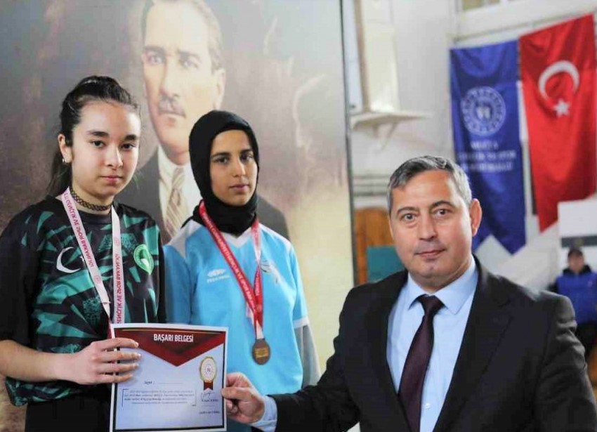 GENÇLER BİLEK GÜREŞİ MUĞLA’DA YAPILDI