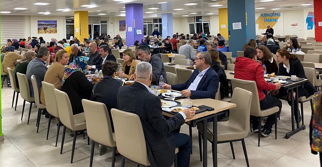 <strong>VALİ ORHAN TAVLI DEPREMZEDELERLE SAHUR YAPTI</strong>