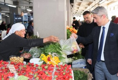 BAŞKAN OKTAY’DAN SEMT PAZARI ZİYARETİ